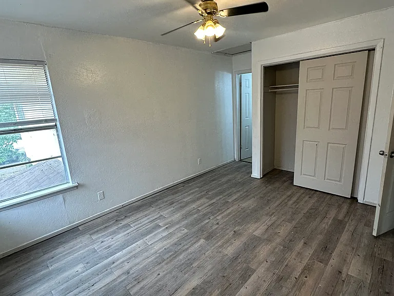 Master bedroom 12' x 10.5'