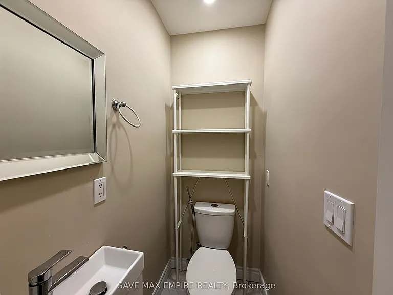 1560 Sandgate Cres — Photo 12