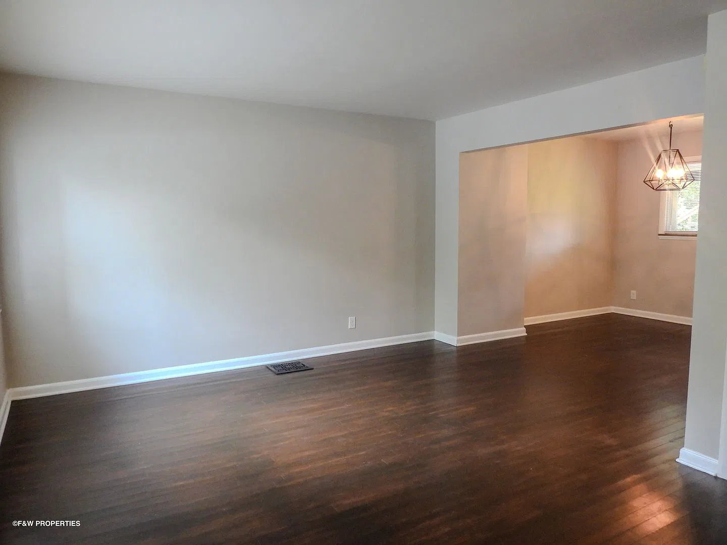 Beautiful 2BR condo located in Clintonville with hardwood floors, W/D hookups &unfinished basement. — Photo 4