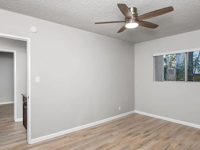 311 N Kenwood St — Photo 12