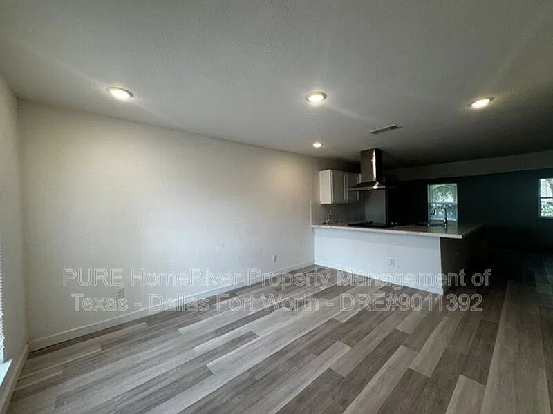 4 bed, 2.0 bath, 1708 sqft, $2,050 — Photo 2
