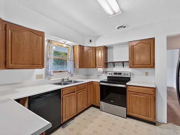 2nd image of 623 Sheridan Rd
