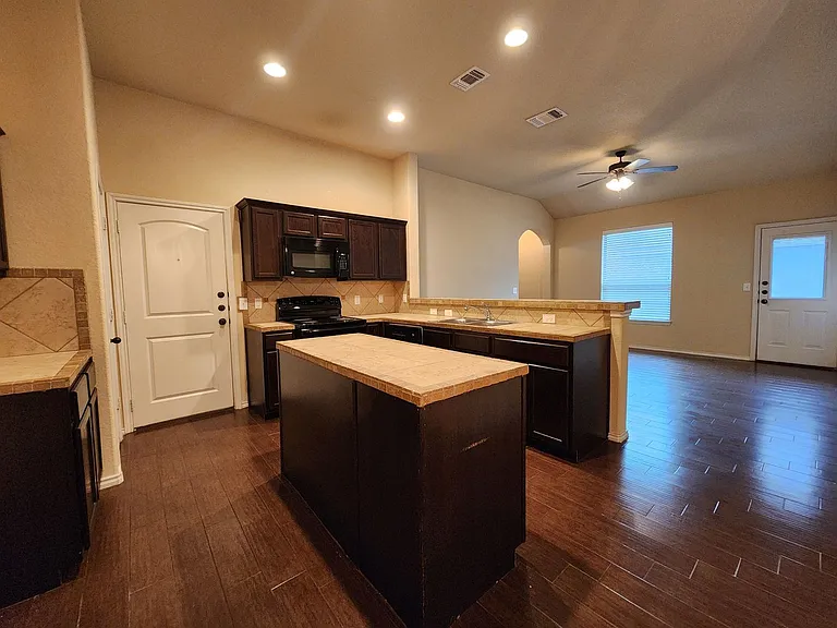 712 Creekside Cir — Photo 13