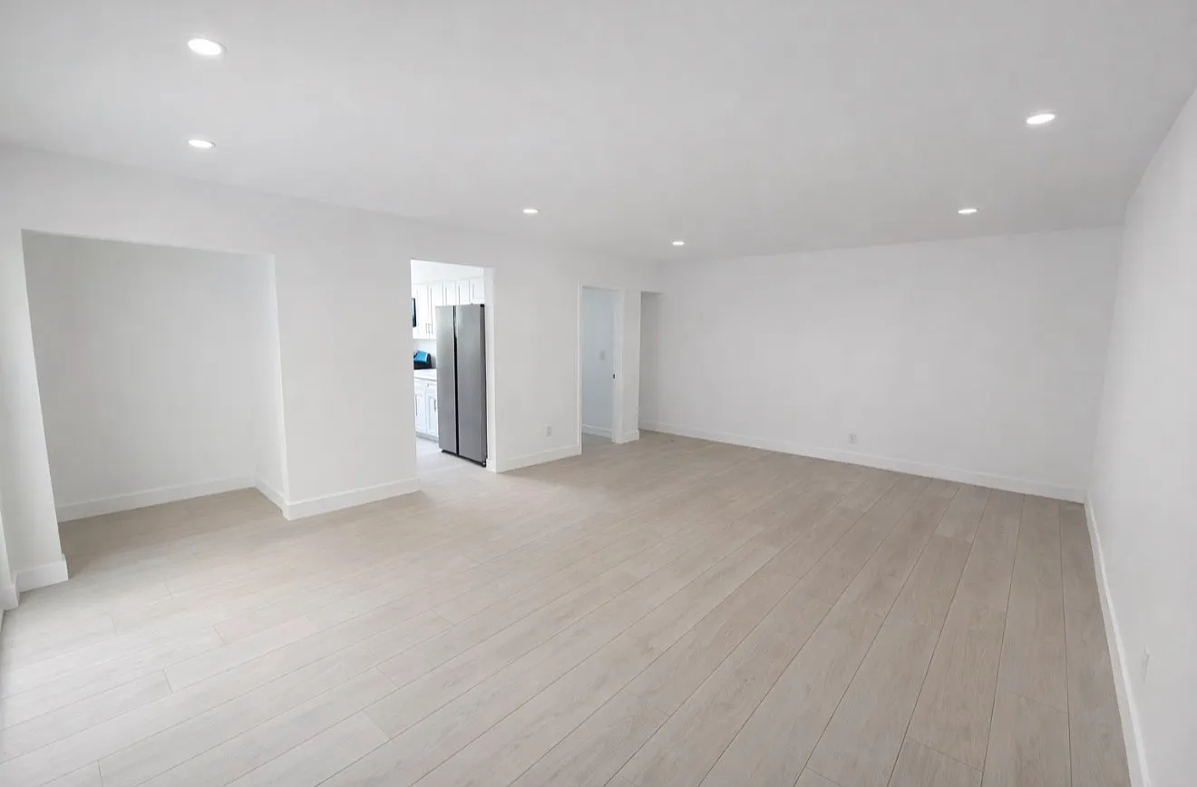 330 South Kenmore Avenue - 10 — Photo 4