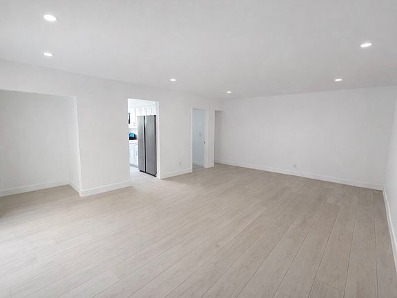 2nd image of 324 S Kenmore Ave APT 4