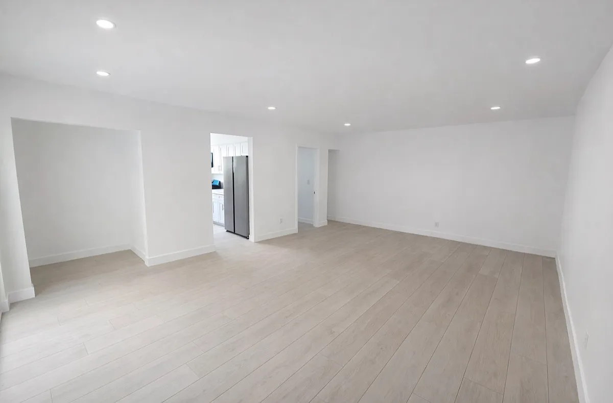 Building Photo - 324 S Kenmore Ave #4