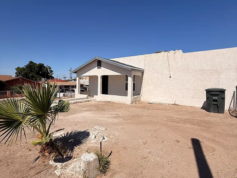 865 S 12th Ave — Photo 2