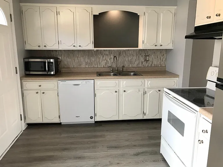 512 Washington Sq — Photo 8