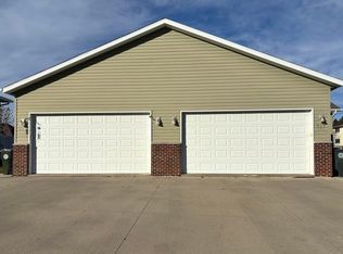 725-727 Sonya Dr, Waterloo, IA 50702