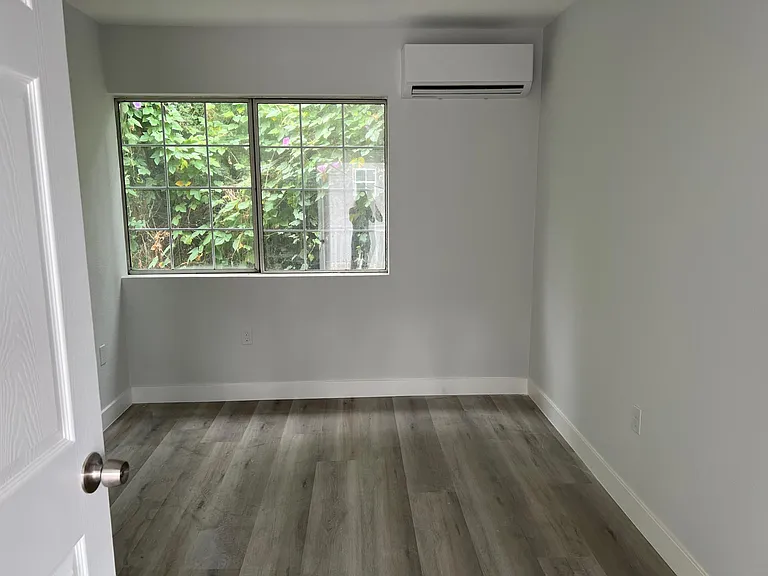 6556 Mammoth Ave — Photo 11