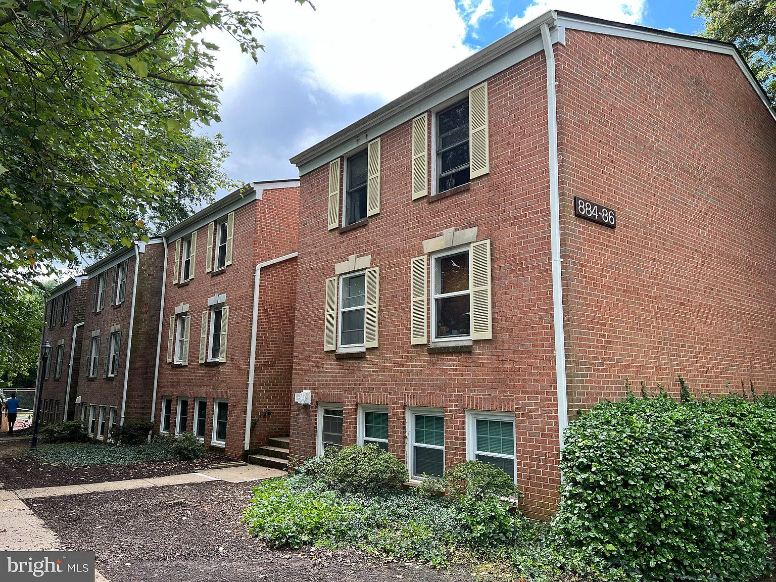 2 bed, 1.0 bath, 1021 sqft, $2,100 — Photo 2