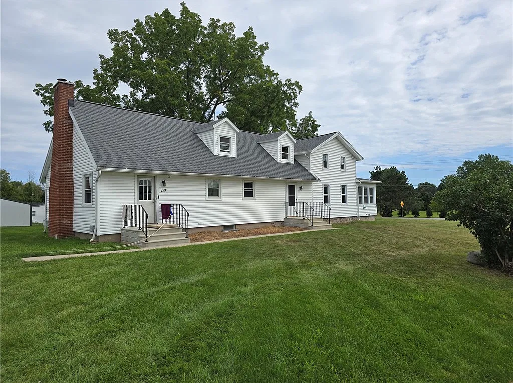 4 bed, 1.0 bath, 1888 sqft, $2,500 — Photo 2