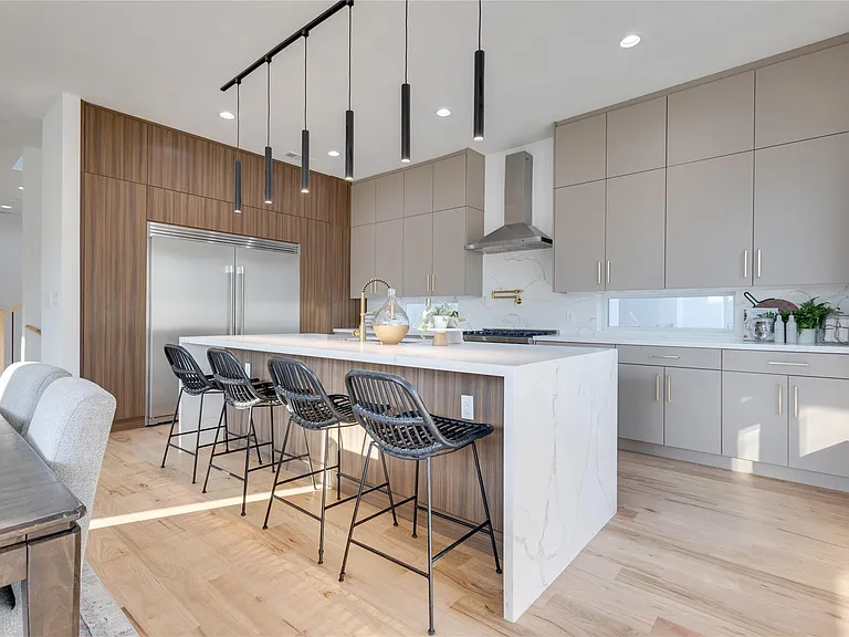 2336 N Carroll Ave — Photo 8