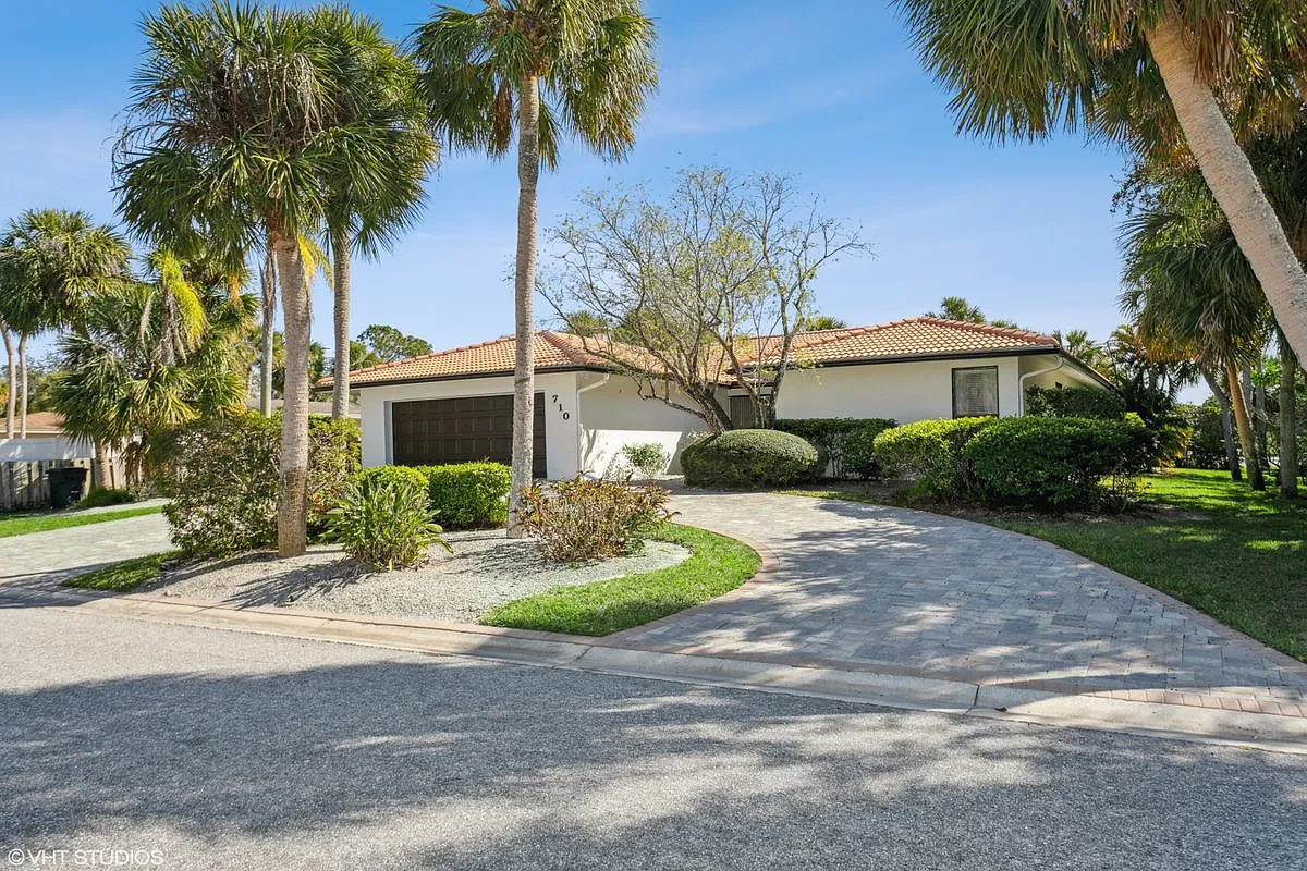 3 bed, 3.0 bath, 1963 sqft, $5,500 — Photo 2