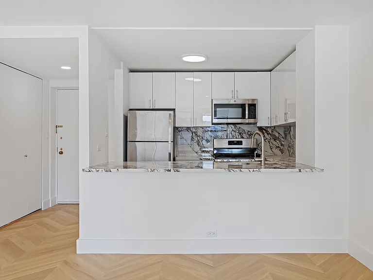600 Columbus Ave #12H — Photo 4
