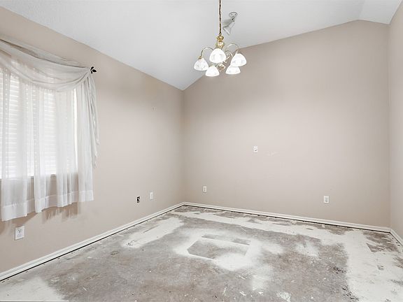 4th image of 802 Forest Ln