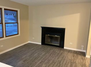 360 Terra Cotta Rd, Crystal Lake, IL 60012