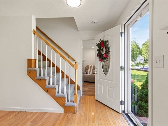 3rd image of 98 Laurelwood Dr