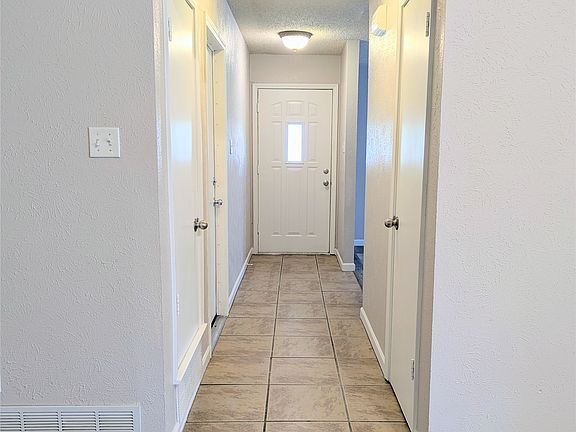 4th image of 2727 Colonial Dr
