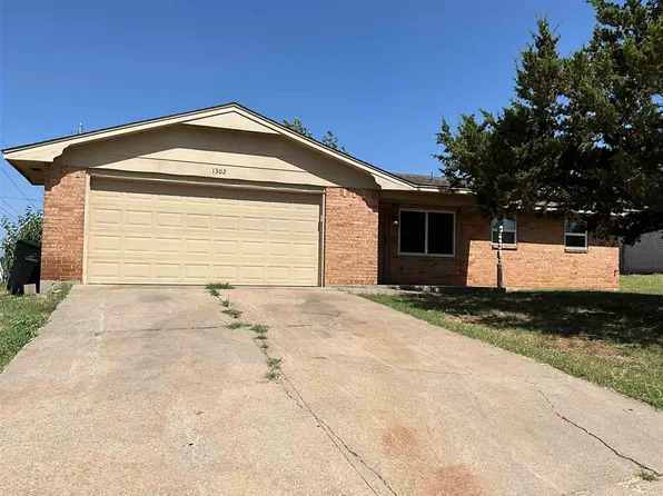 1302 SE Clover Ln, Lawton, OK 73501