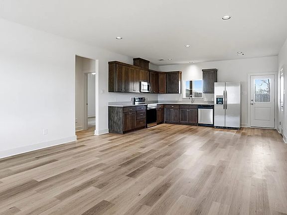 4th image of 307 Railroad Ave