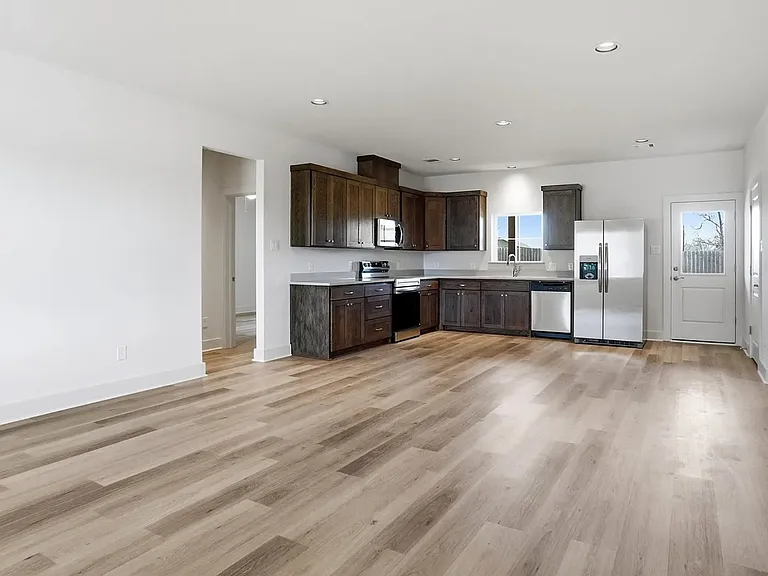 307 Railroad Ave — Photo 4
