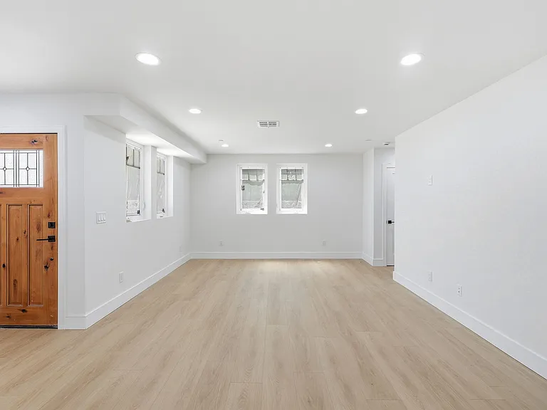 1822 1/2 S Harvard Blvd — Photo 13