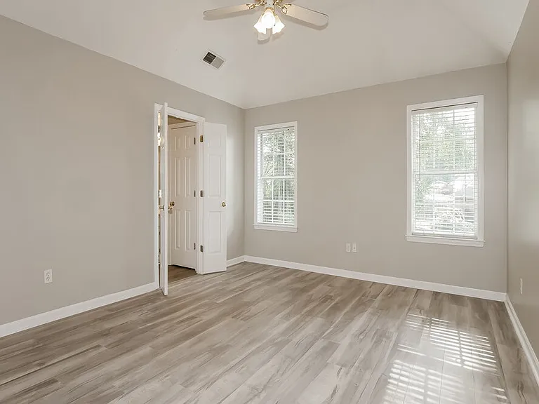 25 Oakland Woods Cv — Photo 8