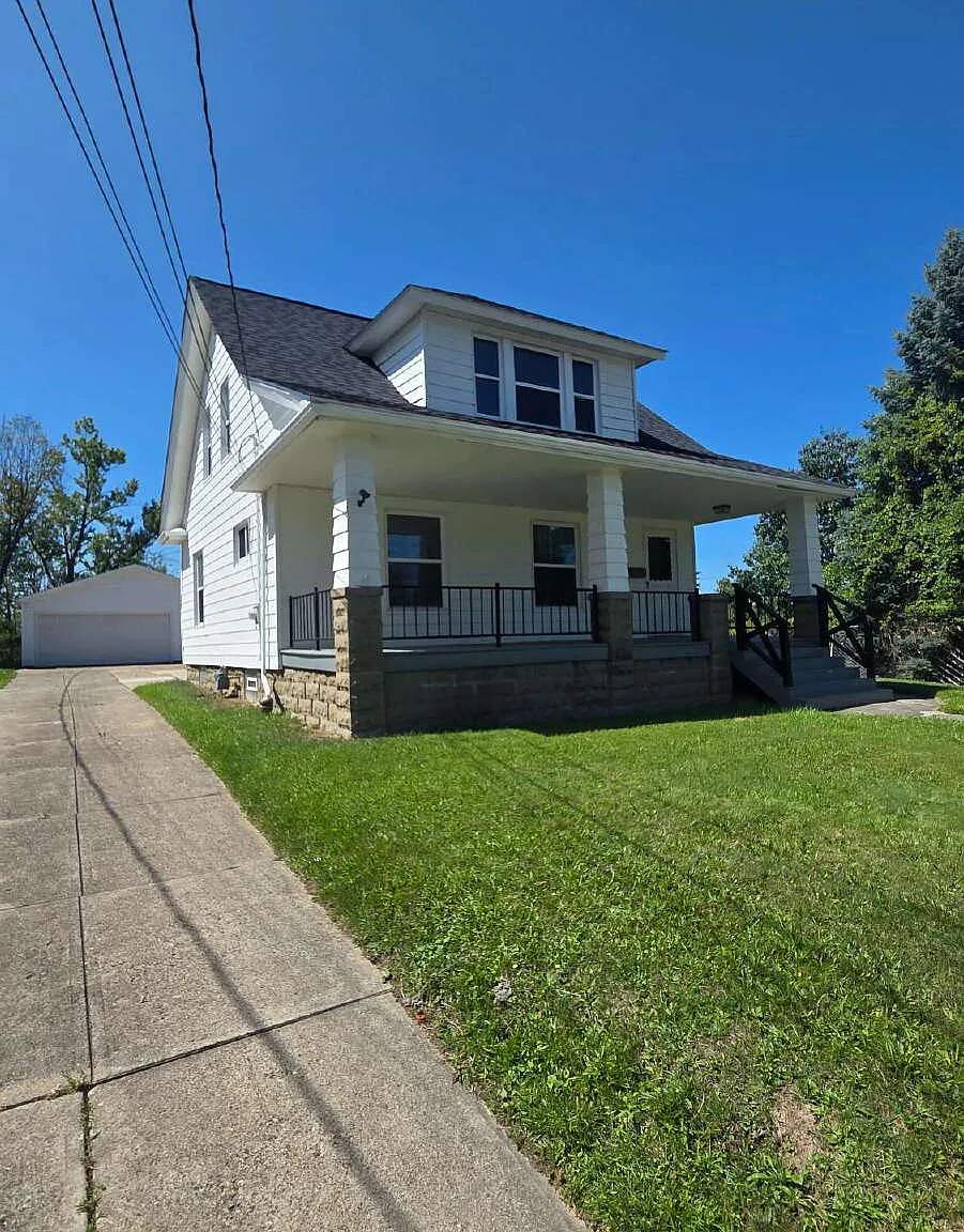 4 bed, 2.0 bath, $2,300 — Photo 2