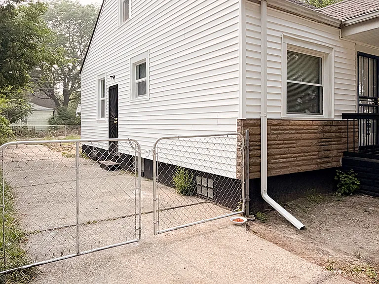 20529 Westphalia St — Photo 11