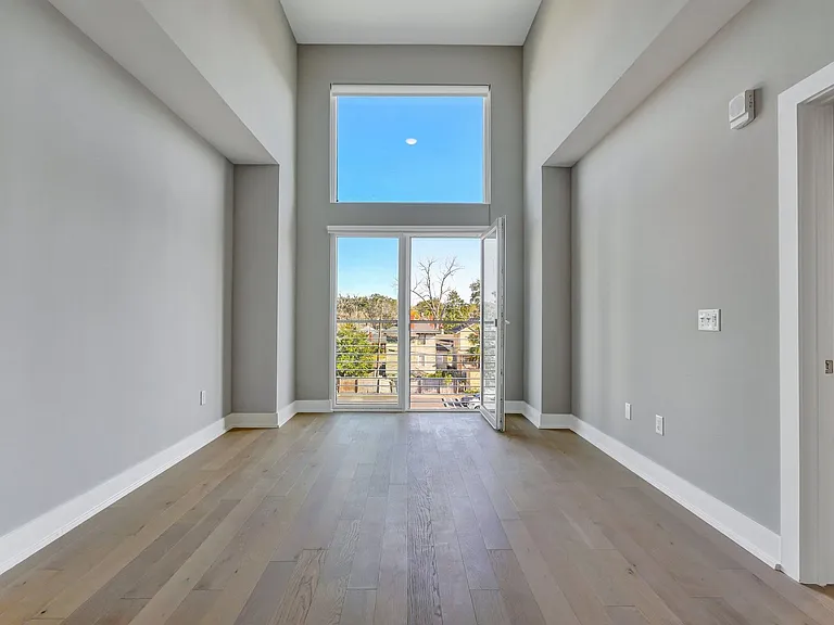 601 E 39th Street — Photo 9