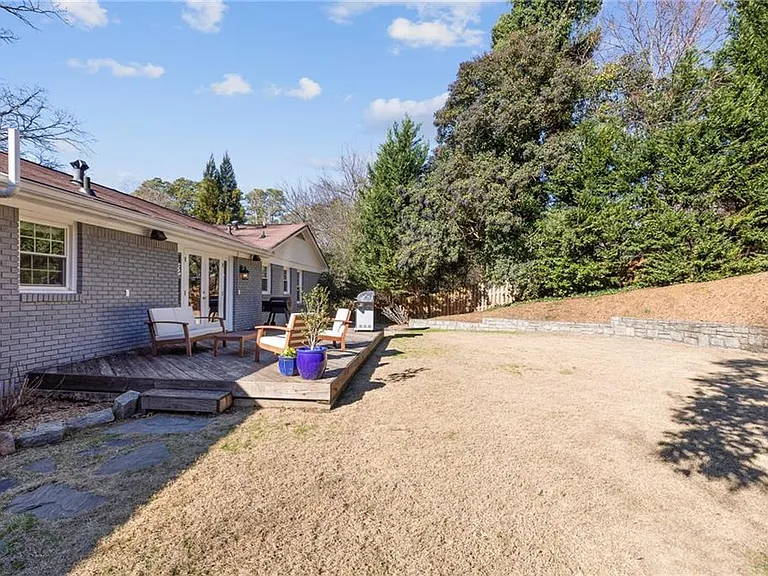 1505 Holly Ln NE — Photo 7