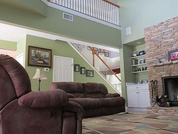 Family room w/crown molding