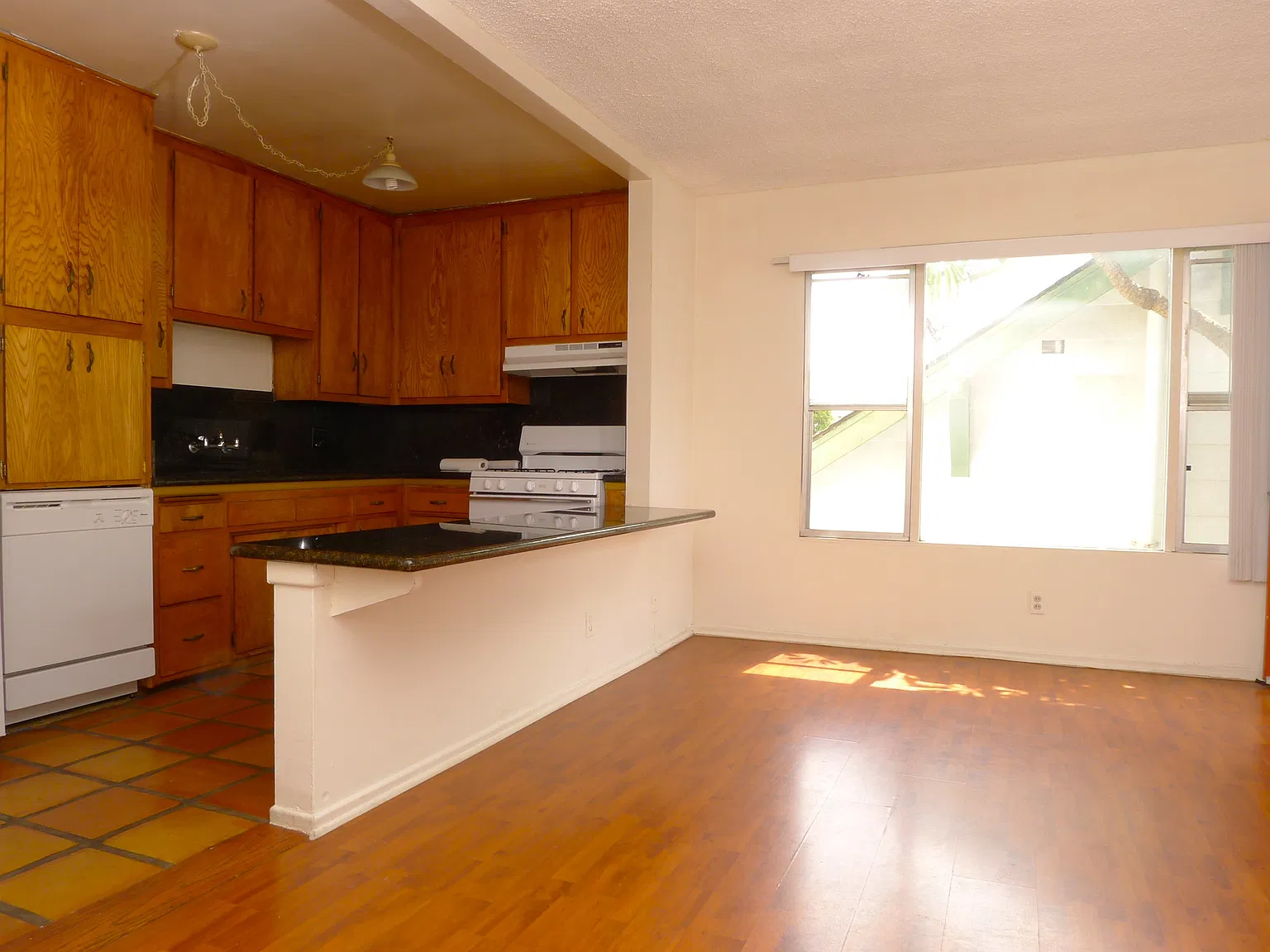 2 bed, 1.5 bath, 905 sqft, $3,270 — Photo 2