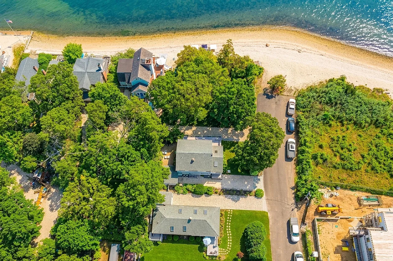 Pine Neck Beach Cottage with Direct Beach Access 33 Bay Ave — Photo 2