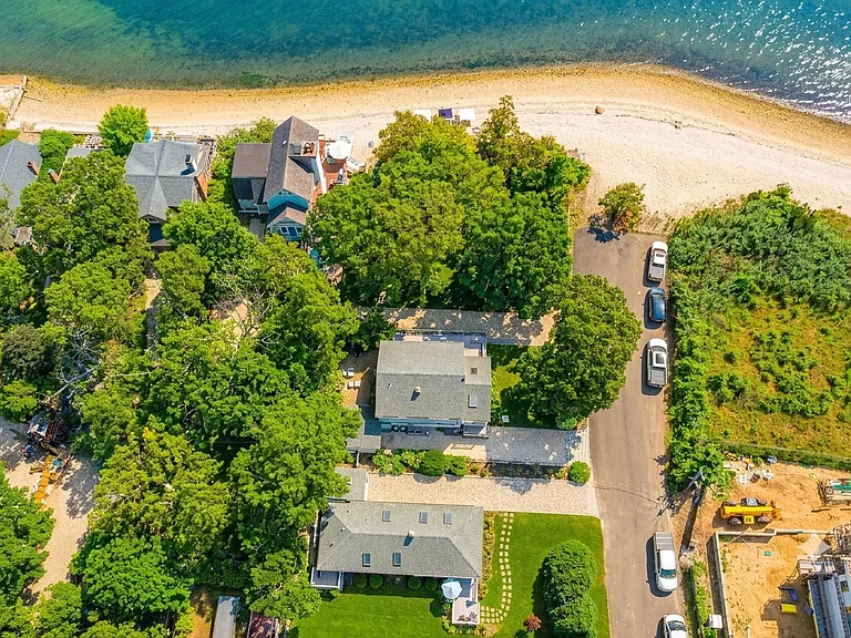33 Bay Ave — Photo 2