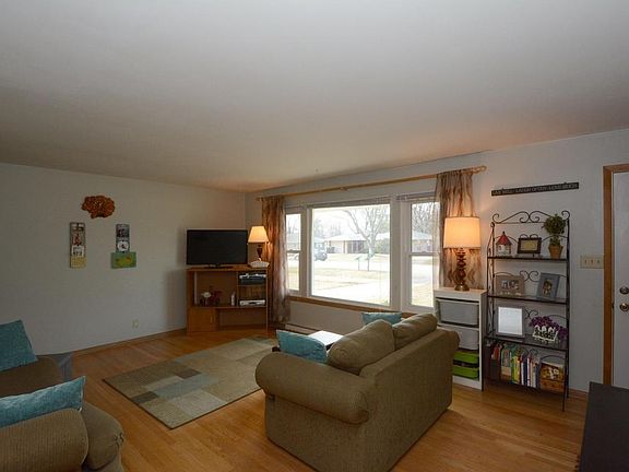 2nd image of 8044 N Grandview Dr