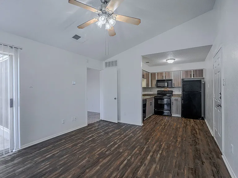 Ironhorse Flats-Kitchen & Living Room
