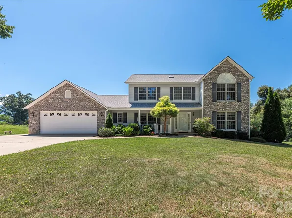 35 Forest Knoll Dr, Weaverville, NC 28787