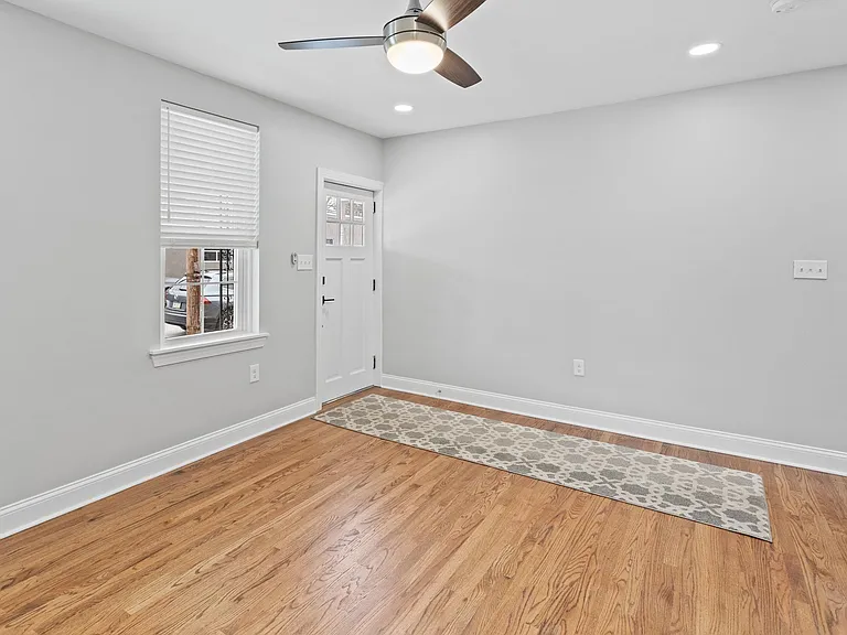 731 E Elm St — Photo 10