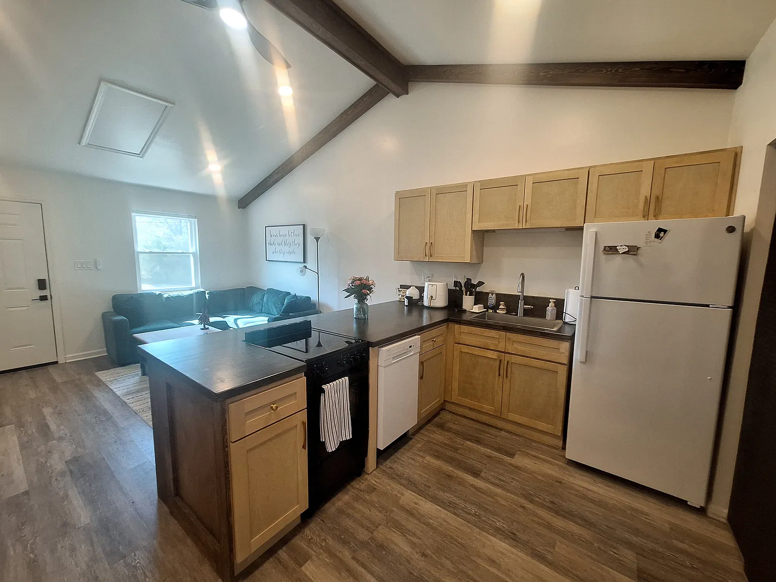 2 bed, 1.0 bath, 850 sqft, $1,350 — Photo 4