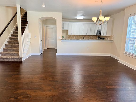 4th image of 210 Belleville Dr