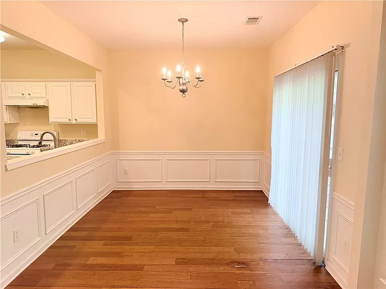 2380 Fairlie Dr — Photo 5
