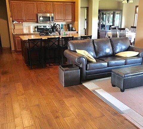 Kitchen w/center island