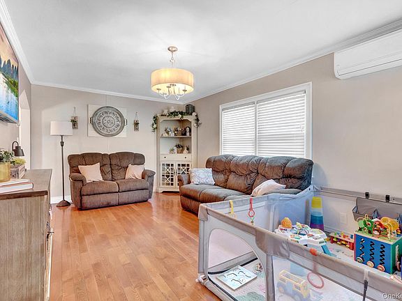 3rd image of 410 Clive Place