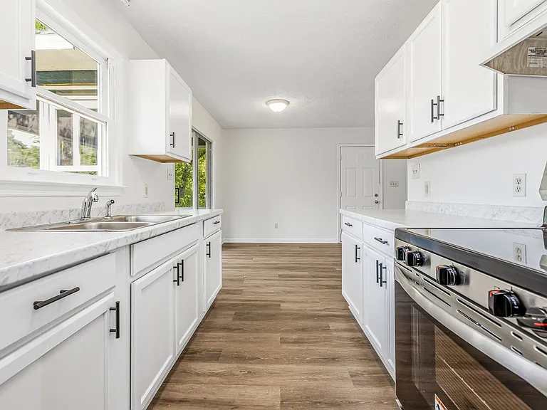 302 W 6th Ave — Photo 15