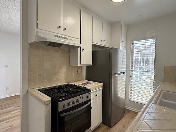 2nd image of 2656 S Barrington Ave APT 2