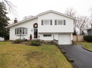 25 Eagle Ln, Hauppauge, NY