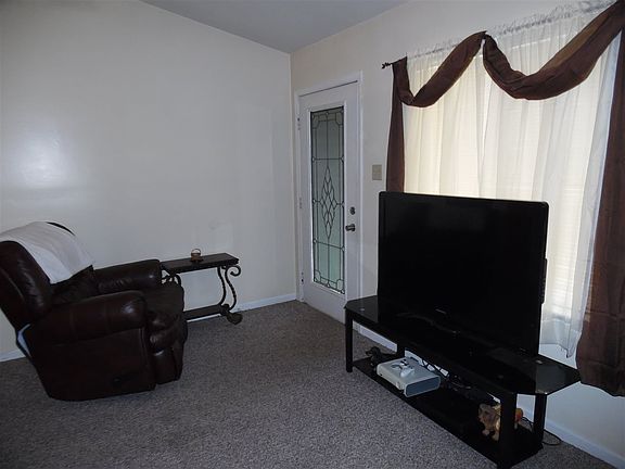 5th image of 270 Pauline Dr