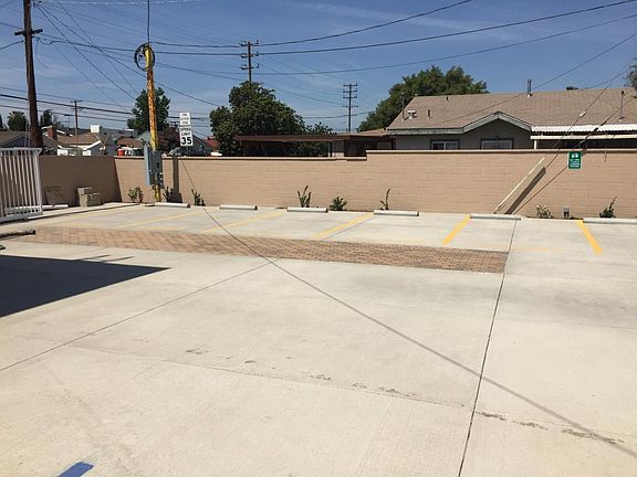 3rd image of 11035 Oxnard St APT 1